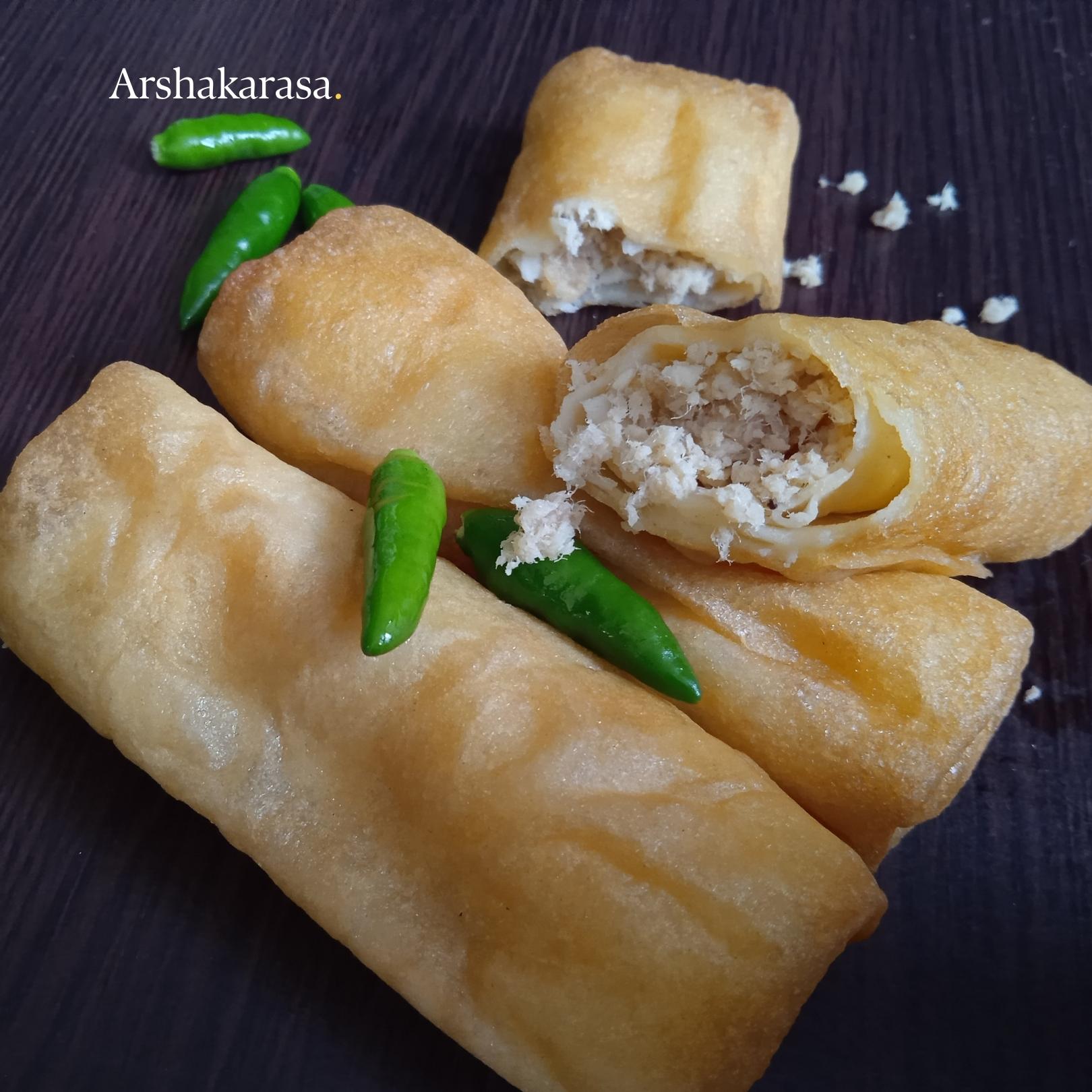 Snackbox terbuka berisi aneka kue dan gorengan