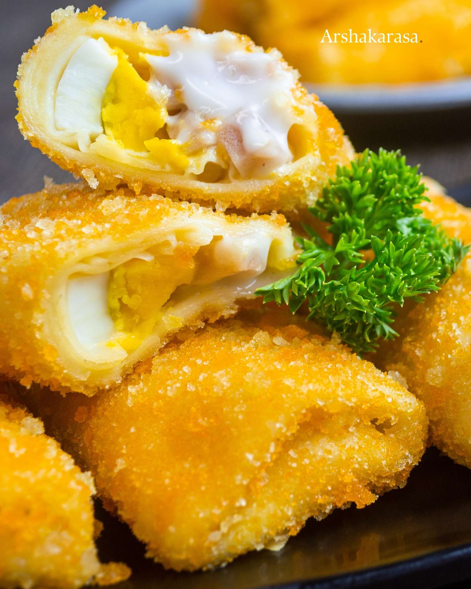 Snackbox Arshakarasa berisi kue basah, gorengan, dan air mineral dikemas dalam box kraft